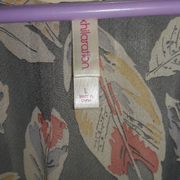 🆕️Adorable Floral Blouse🆕️ - Picture 2 of 4